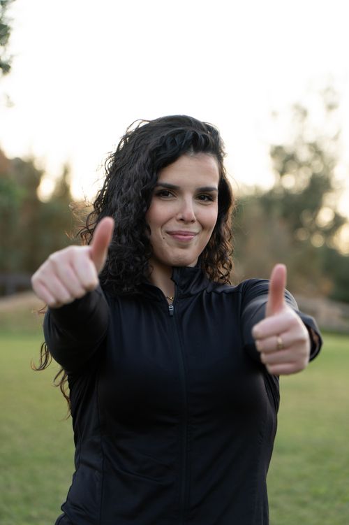 Raquel Mompeán sonriendo, haciendo un gesto de aprobación con ambas manos