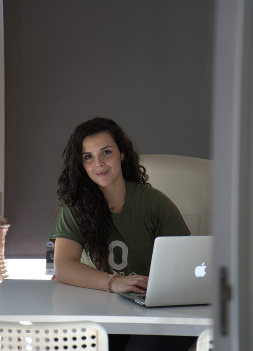 Raquel Mompeán trabajando con su laptop