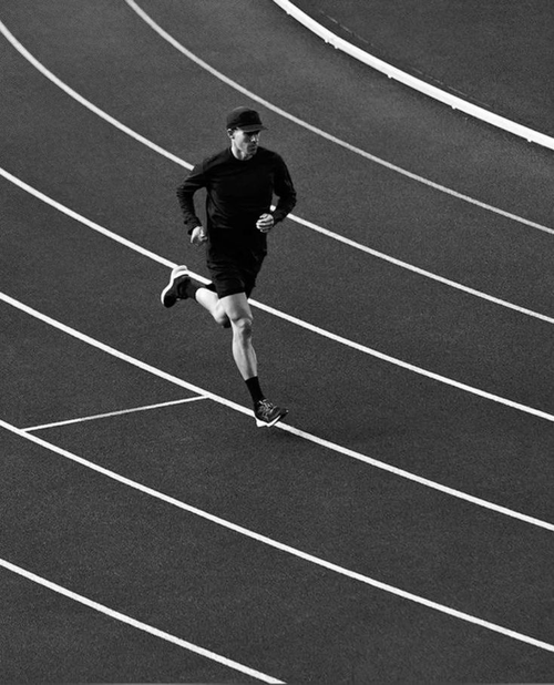 Corredor en pista de atletismo
